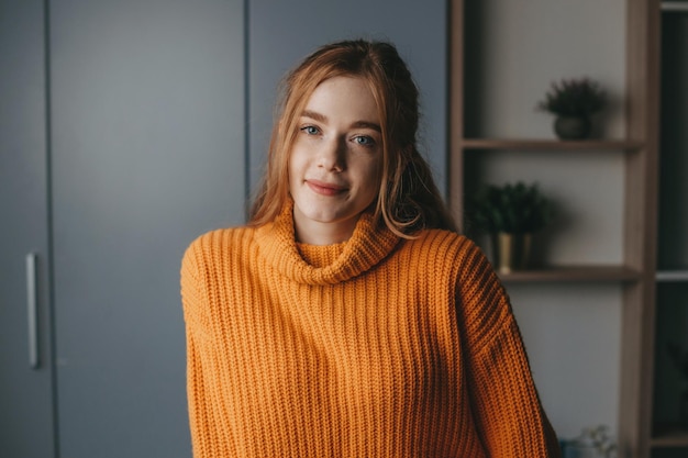 Vooraanzicht van een vrouw met roodharige en blauwe ogen die naar de camera kijkt Mooi jong meisje knap jij...