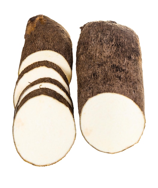 Vooraanzicht van gesneden knol van Afrikaanse yam geïsoleerd