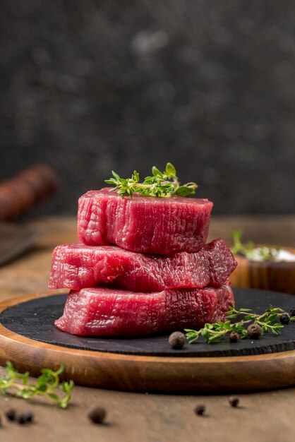 Vooraanzicht van gestapeld vlees met kruiden