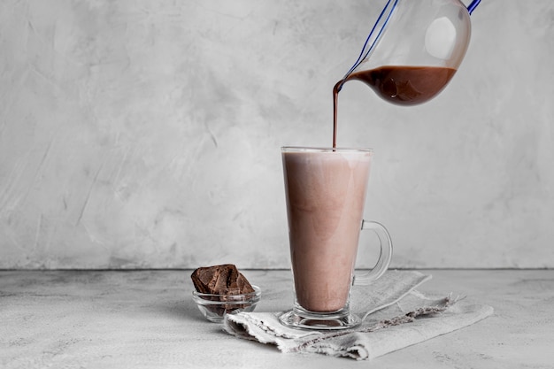 Foto vooraanzicht van glas chocolademelk met doek