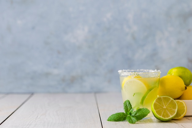 Foto vooraanzicht van glas limonade met munt en citrus