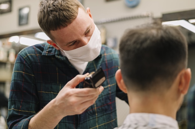 Foto vooraanzicht van hairstilyst met een knipbeurt