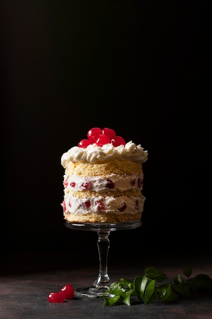 Foto vooraanzicht van heerlijke cake met exemplaarruimte