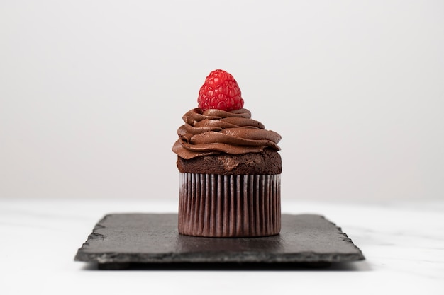 Foto vooraanzicht van heerlijke chocolade cupcakes met framboos