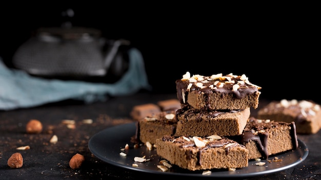 Vooraanzicht van heerlijke chocoladetaart met amandelen