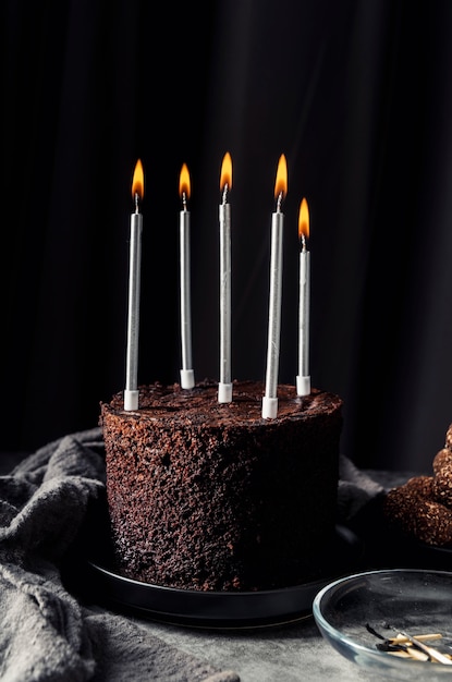 Foto vooraanzicht van heerlijke chocoladetaart met kaarsen