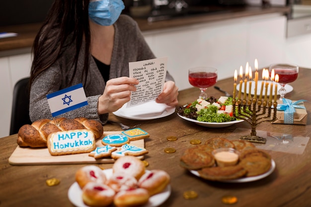 Foto vooraanzicht van heerlijke hanukkah-maaltijd