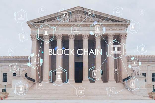 Vooraanzicht van het iconische gebouw van het Hooggerechtshof van de Verenigde Staten overdag Washington DC Usa Justitiële tak Gedecentraliseerde economie Blockchain-cryptografie en cryptocurrency-concepthologram