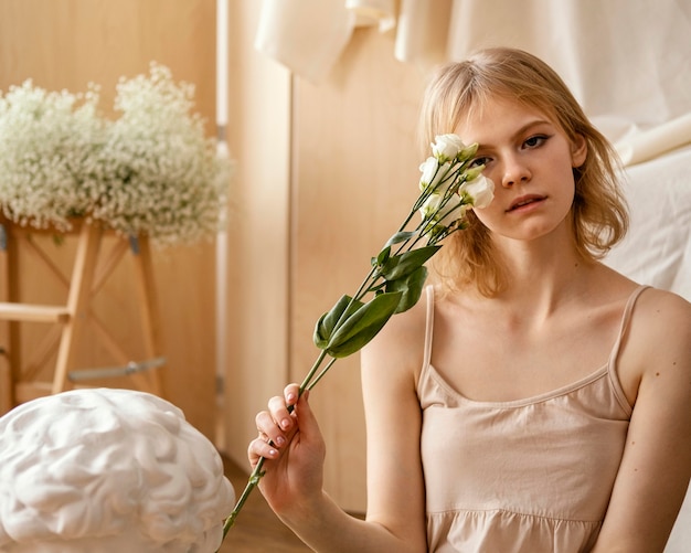 Foto vooraanzicht van het mooie vrouw stellen met lentebloemen