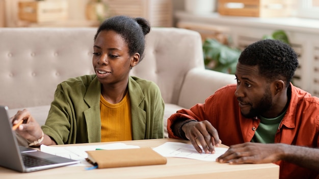 Vooraanzicht van het paar dat plannen maakt om samen huis te renoveren