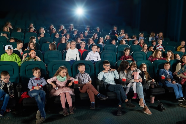 Vooraanzicht van mensen die films kijken in de bioscoopzaal.