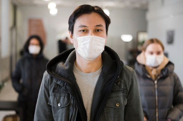 Vooraanzicht van mensen met medische maskers