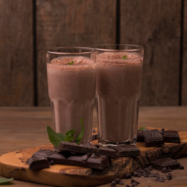 Vooraanzicht van milkshakeglazen met chocolade en munt