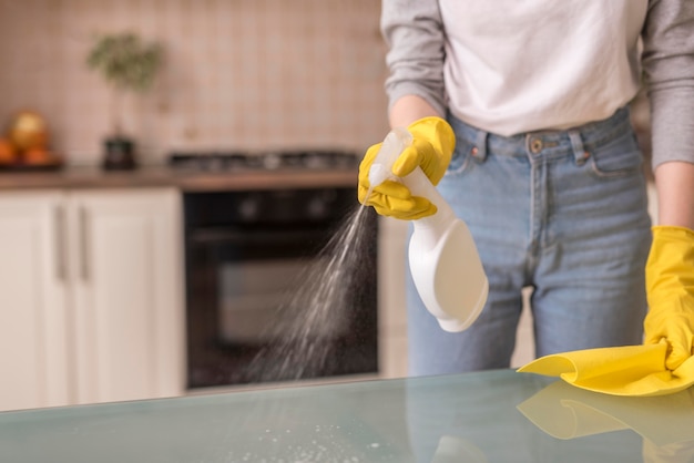 Vooraanzicht van oppervlakte van de vrouwen de schoonmakende keuken