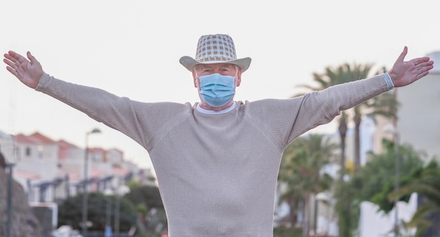 Vooraanzicht van oudere man met medisch masker om infectie met coronavirus covid 19 te voorkomen