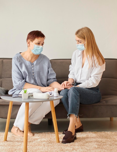 Foto vooraanzicht van oudere vrouw met medisch masker in covid-revalidatie