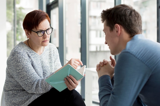 Vooraanzicht van patiënt en psycholoog