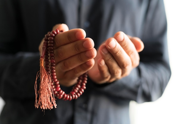 Foto vooraanzicht van persoon die met rozentuin bidt