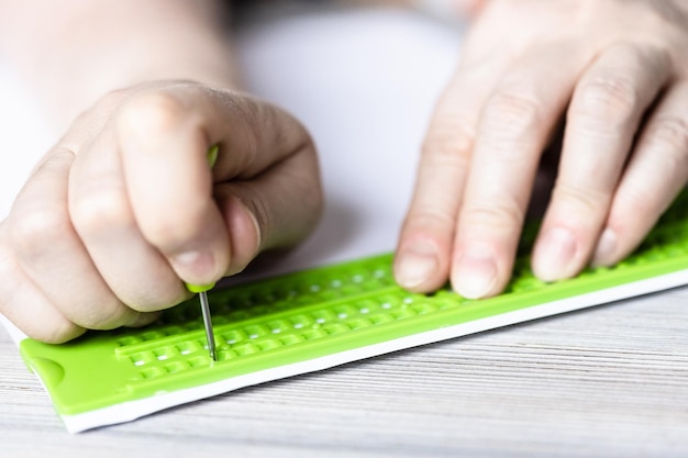 Vooraanzicht van schrijven in braille met leisteen