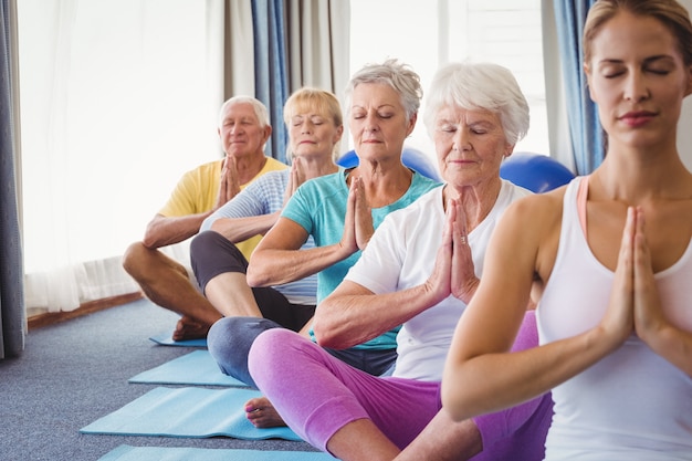 Vooraanzicht van senioren ontspannen met fitness instructeur