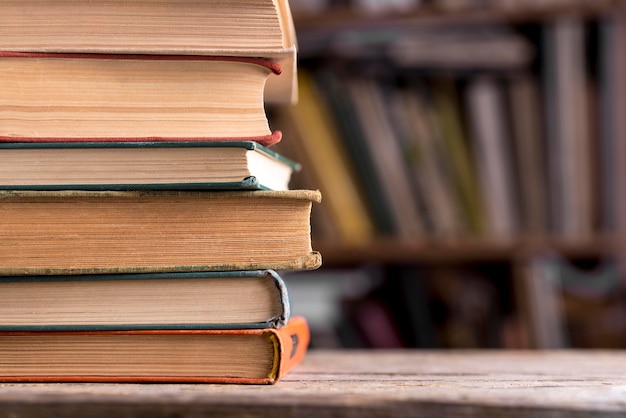 Foto vooraanzicht van stapel hardcoverboek in de bibliotheek