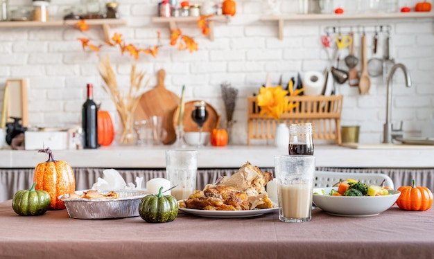 Vooraanzicht van Thanksgiving-tafel na feestresten en vuile vaat