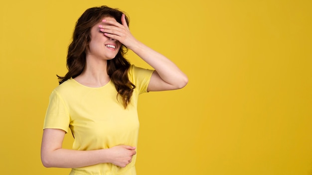 Foto vooraanzicht van verlegen vrouw die haar ogen behandelt