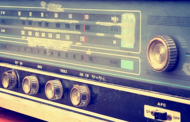 Vooraanzicht van vintage radio, retro techniek