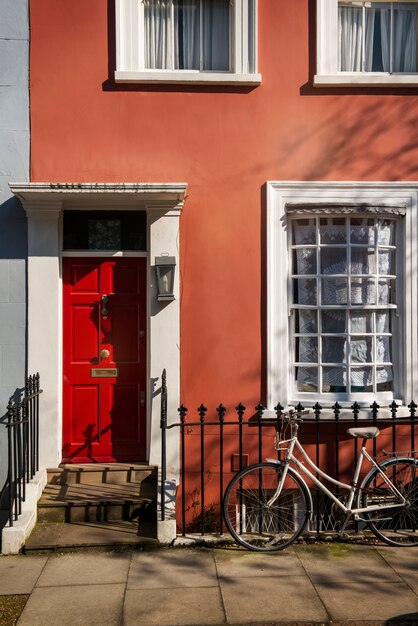 Vooraanzicht van voordeur met oranje muur