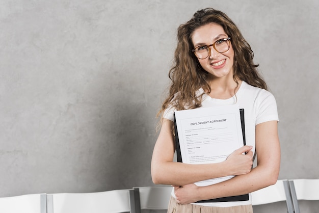 Vooraanzicht van vrouw van personeel met exemplaarruimte