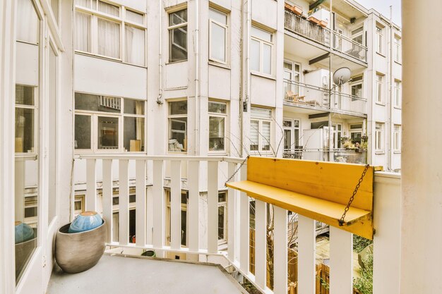 Vooraanzicht van wit gebouw vanaf balkon