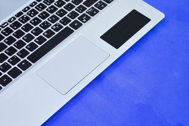 Vooraanzicht van witte laptop op blauwe achtergrond