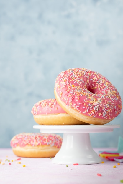 Foto vooraanzicht van zoete geglazuurde donuts met kleurrijke hagelslag