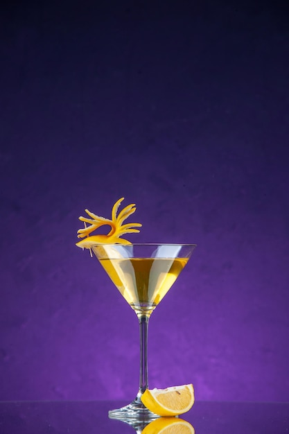 vooraanzicht vers drankje binnen cocktailglas op paarse achtergrond bar ijskoud drankje limonade sap kleurenfoto zomerfeest