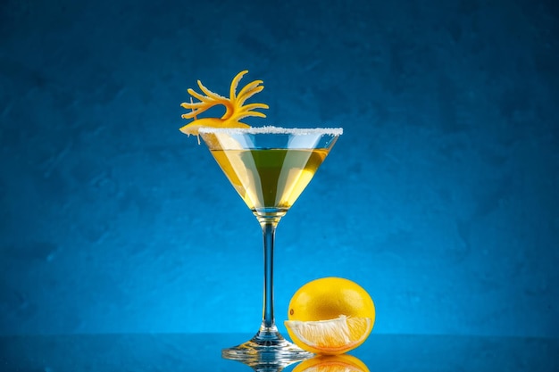 vooraanzicht vers drankje in cocktailglas op blauwe achtergrond bar ijskoud drankje limonade sap kleur zomerfeest