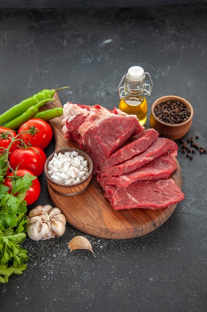 vooraanzicht vers gesneden vlees met tomaten en groenten op een donkere achtergrond vlees eten maaltijd dier barbecue kleur slager diner