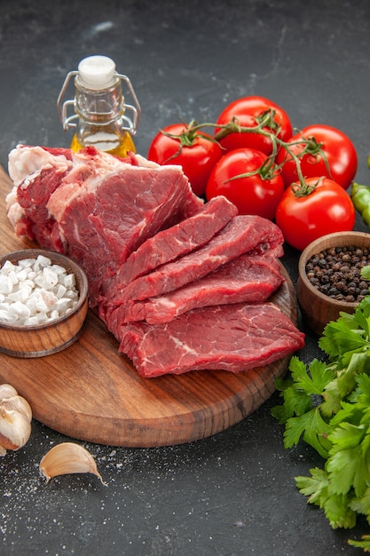 vooraanzicht vers vlees met tomaten en groenten op donkere achtergrond kleur vlees eten maaltijd dier slager diner barbecue