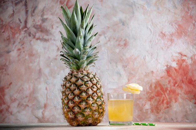 vooraanzicht verse ananas fruit droge ananas ringen op sap glazen pipet op beige achtergrond met kopie ruimte