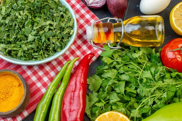 vooraanzicht verse groenten met verschillende groenten op donkere achtergrond maaltijd snack kleur dieet salade voedsel gezondheid