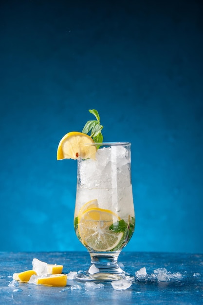 Vooraanzicht verse koele limonade met ijs en citroen op blauwe achtergrond fruit water drinken kleur bar sap koud