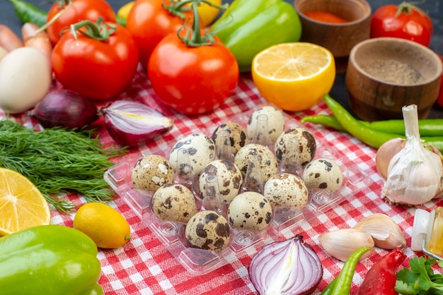 vooraanzicht verse kwarteleitjes met greens en verse groenten op donkere achtergrond maaltijdsalade gezondheid dieet voedsel lunch kleur