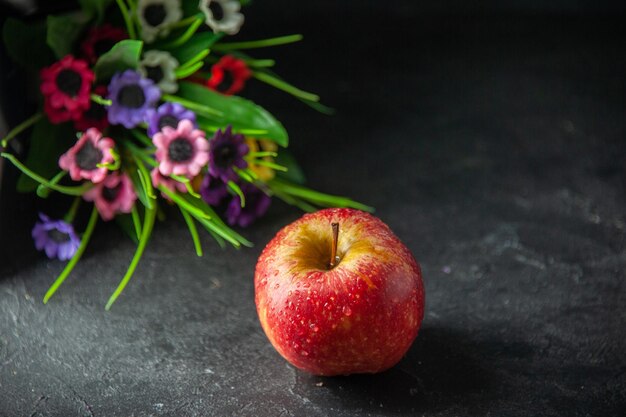 vooraanzicht verse rode appel met bloemen op de donkere achtergrond foto boom kleur rijp zacht peer sap fruit