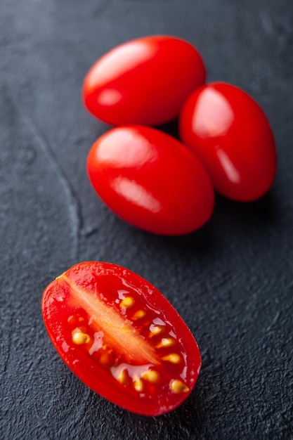 Vooraanzicht verse rode tomaten op donkere achtergrond rijpe salade voedsel foto kleur