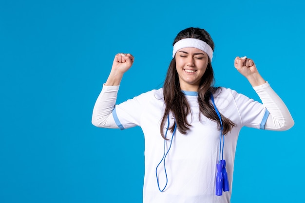 Vooraanzicht vrij wijfje in sportkleren met springtouw