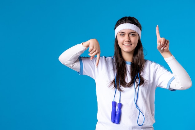 Vooraanzicht vrij wijfje in sportkleren met springtouw