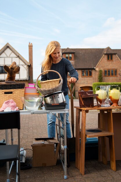 Foto vooraanzicht vrouw bij garage sale