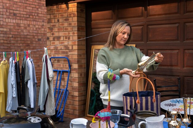 Foto vooraanzicht vrouw bij garage sale