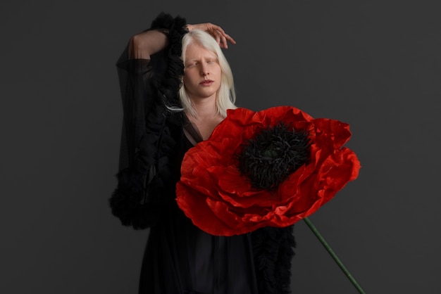Vooraanzicht vrouw met albinisme poseren in studio