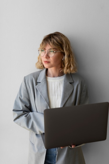 Vooraanzicht vrouw met laptop