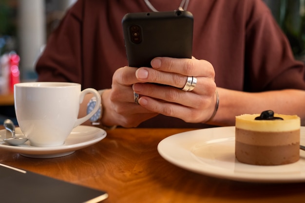 Vooraanzicht vrouw met smartphone